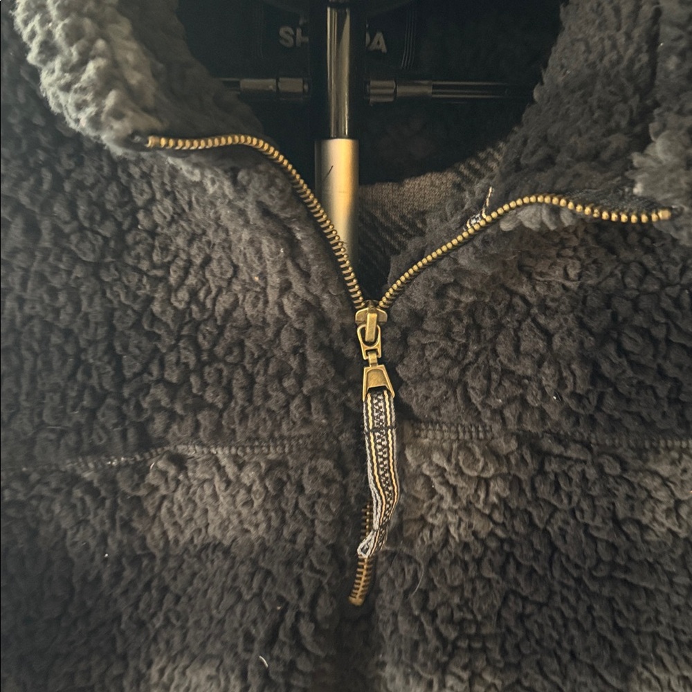 Mens Cozy Alpine Sherpa Pullover Checkered Black Gray Large with Pockets NWT - Picture 4 of 8